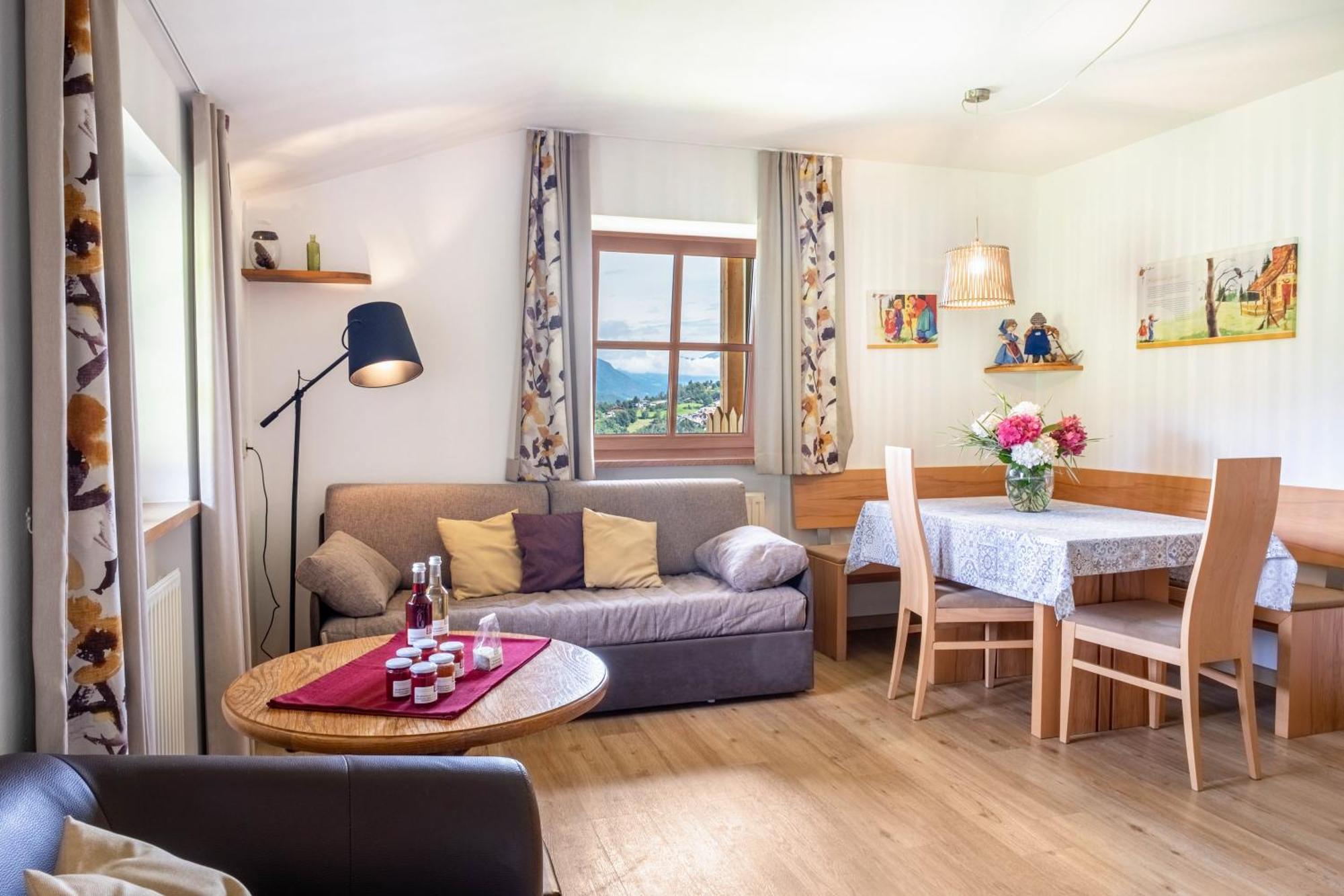 Haensel Und Gretel Schlosshof Umes Exterior photo