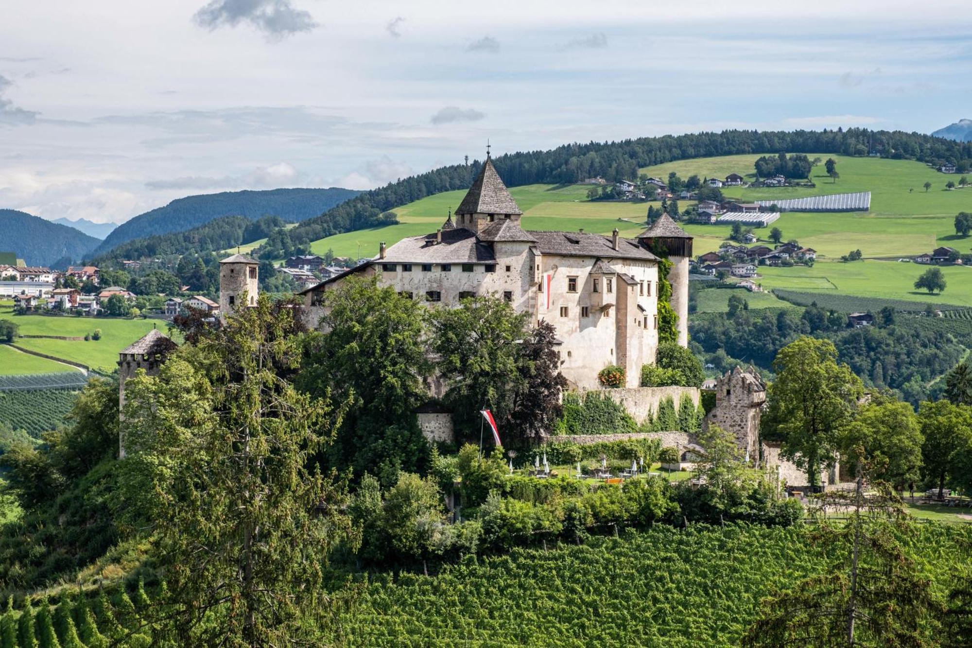 Haensel Und Gretel Schlosshof Umes Exterior photo