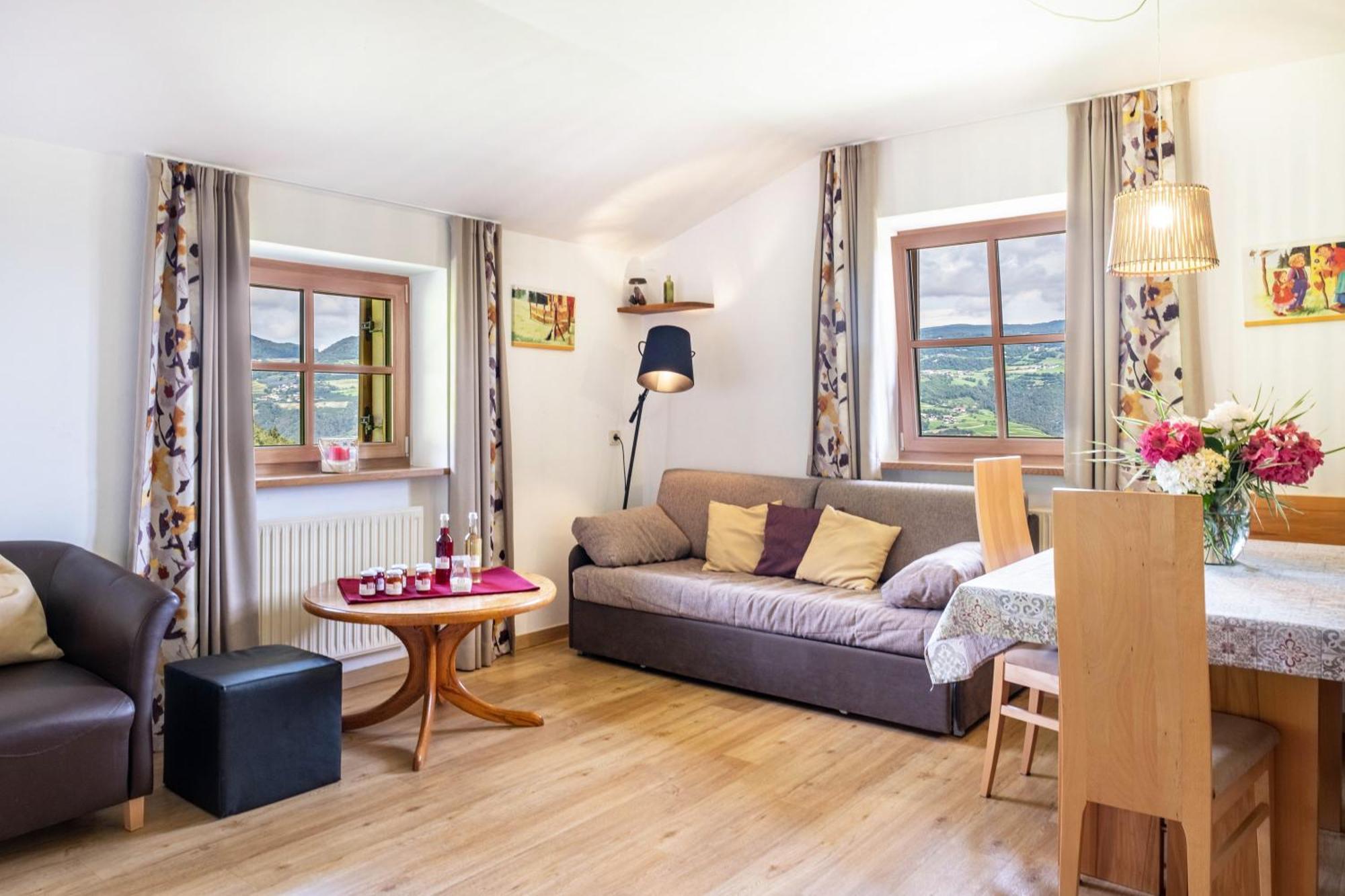 Haensel Und Gretel Schlosshof Umes Exterior photo